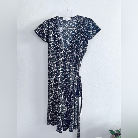 LOFT Dresses & Skirts - LOFT Floral Print Short Ruffle Sleeve Wrap Dress